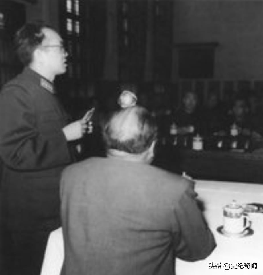 1966年，山西省黄副省长下乡，就住在县大院的小平房里。这天，黄副省长自掏腰包，