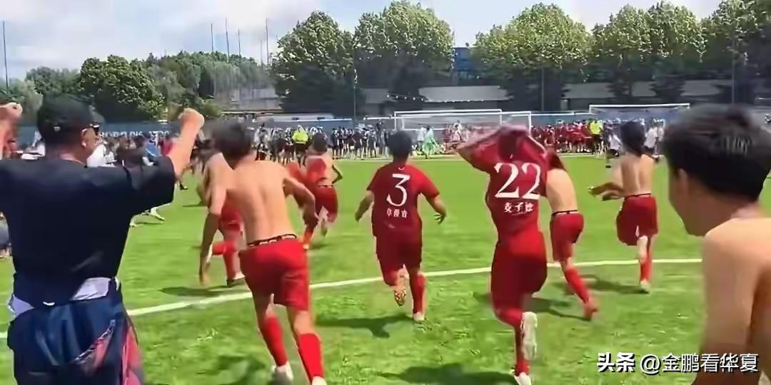 自古英雄出少年，无证教练董璐带领一群平均12岁的少年征战欧洲意大利举办的青少年杯
