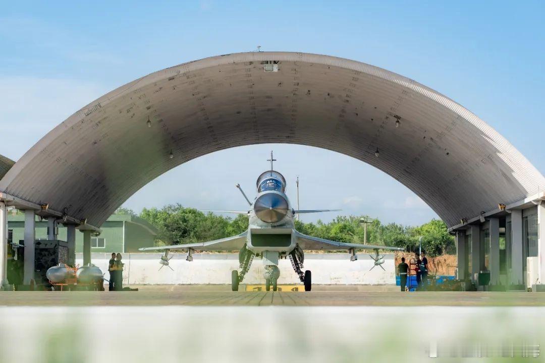 南部战区空军航空兵某旅组织开展昼间飞行训练，该旅针对气候变换特点，进行多区域对抗