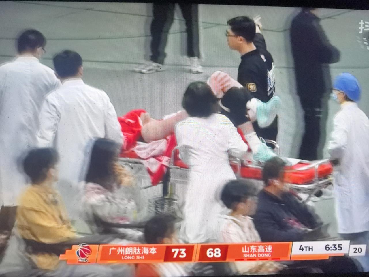 郭艾伦的大伤既正常又不正常！
昨晚上郭艾伦又受大伤了，是直接用车推出去的，伤真的