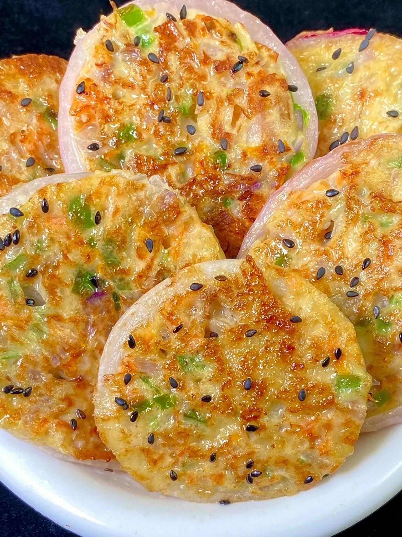 孩子早餐不知道吃什么就做这个洋葱鸡蛋饼，好吃又简单。
做法：
1、三个鸡蛋搅匀备