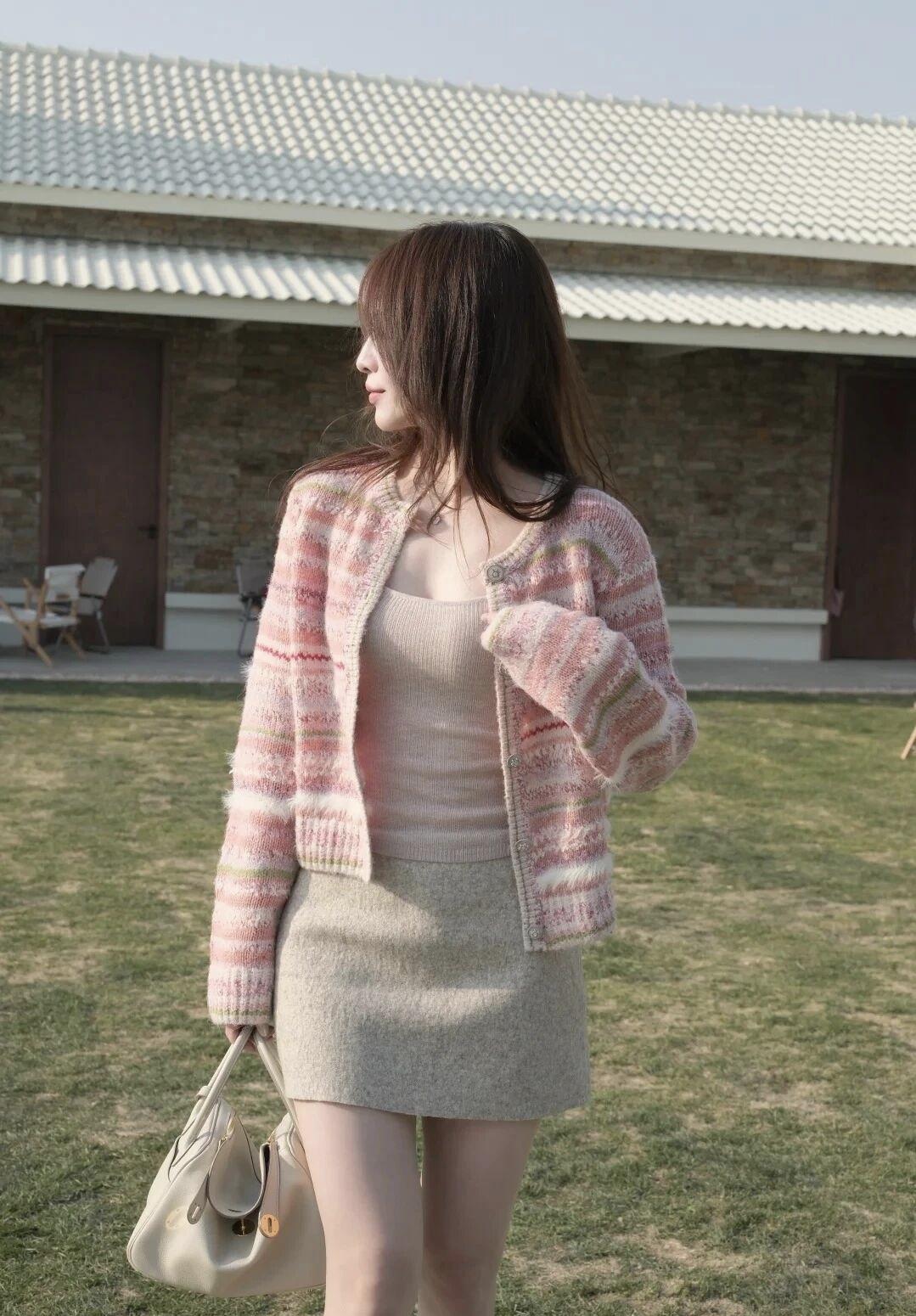 粉粉糯糯的针织开衫像把春天揉进了毛衣里，配上浅灰短裙，在草坪边吹着风，整个人都变
