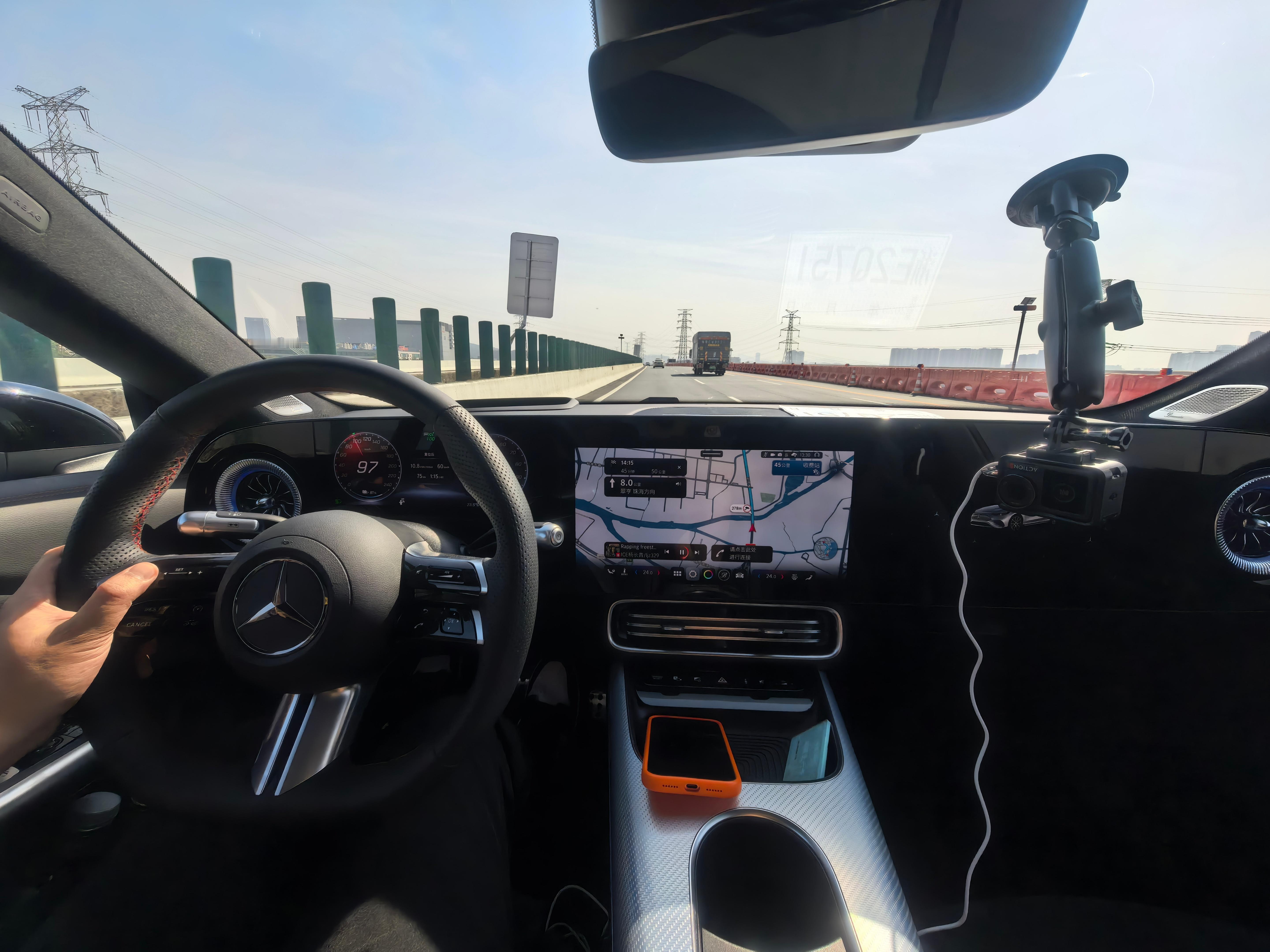 好久没有在新能源汽车上体验到这么好的驾驶乐趣。驾驶部分，方向盘的紧致程度，加速踏