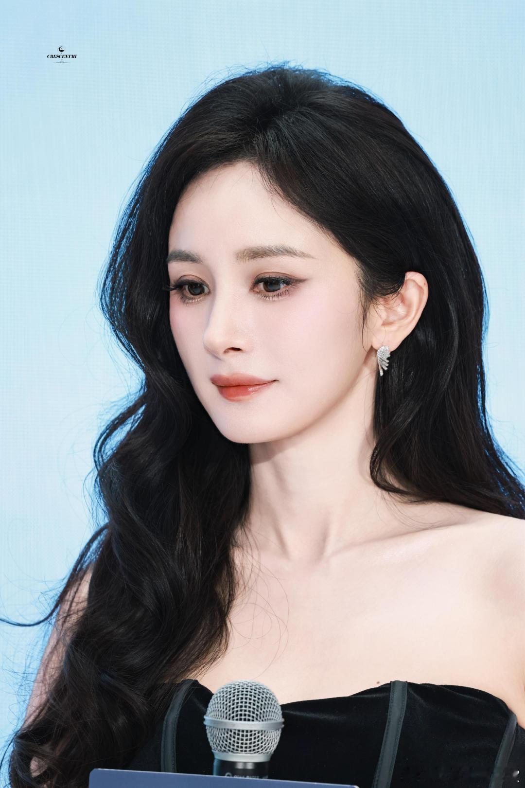 杨幂一种经济上行的美感觉杨幂现在的美，已经脱离了皮相，是一种由内而外散发出来的底