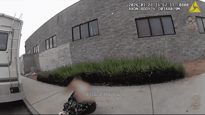 美国流浪女光膀子上街：女警察没制服反被打伤，最后还得男警察出马！这名光膀子上街的