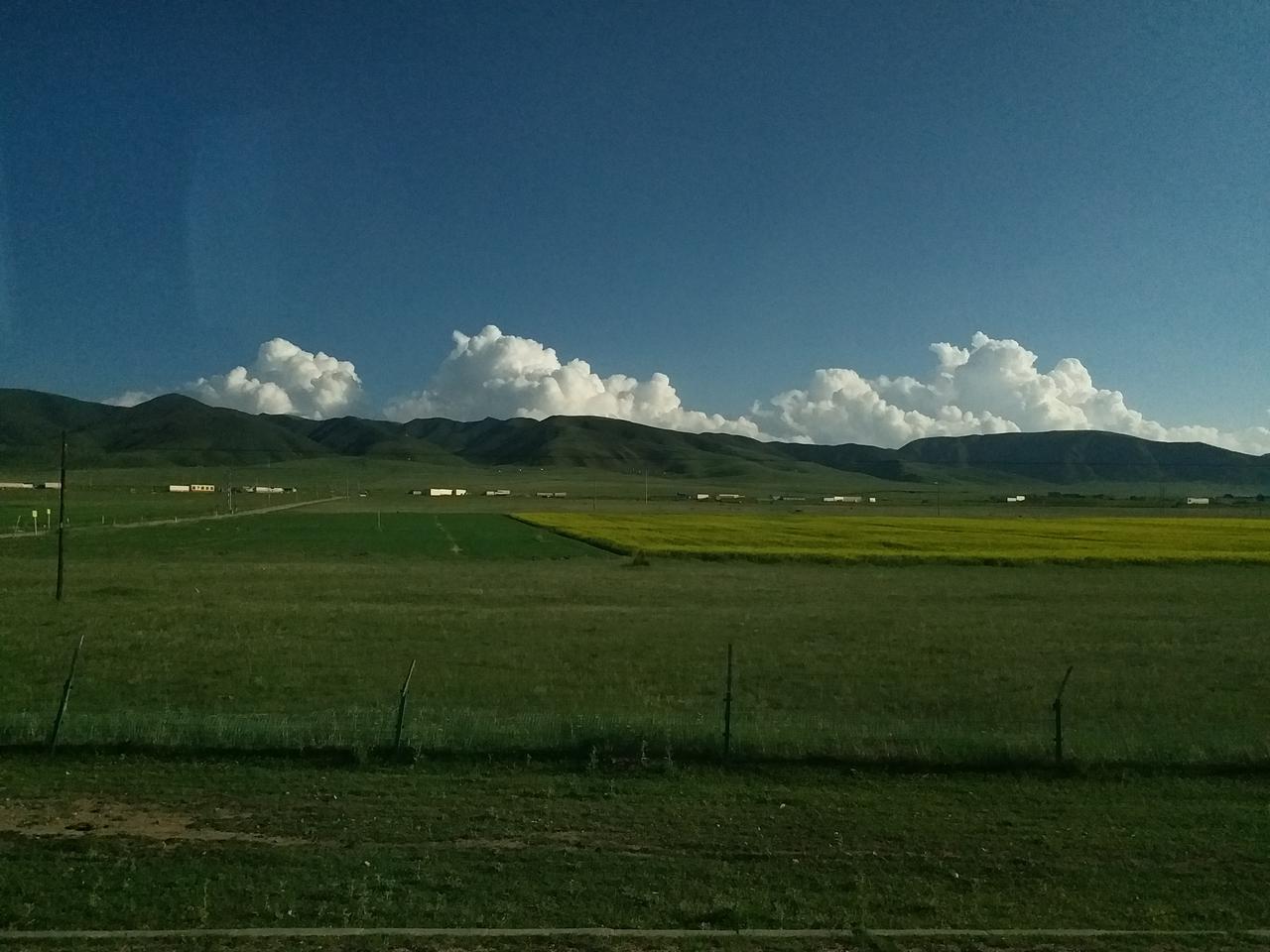 这样拍出来的天，感觉云朵是从地上长出来的。