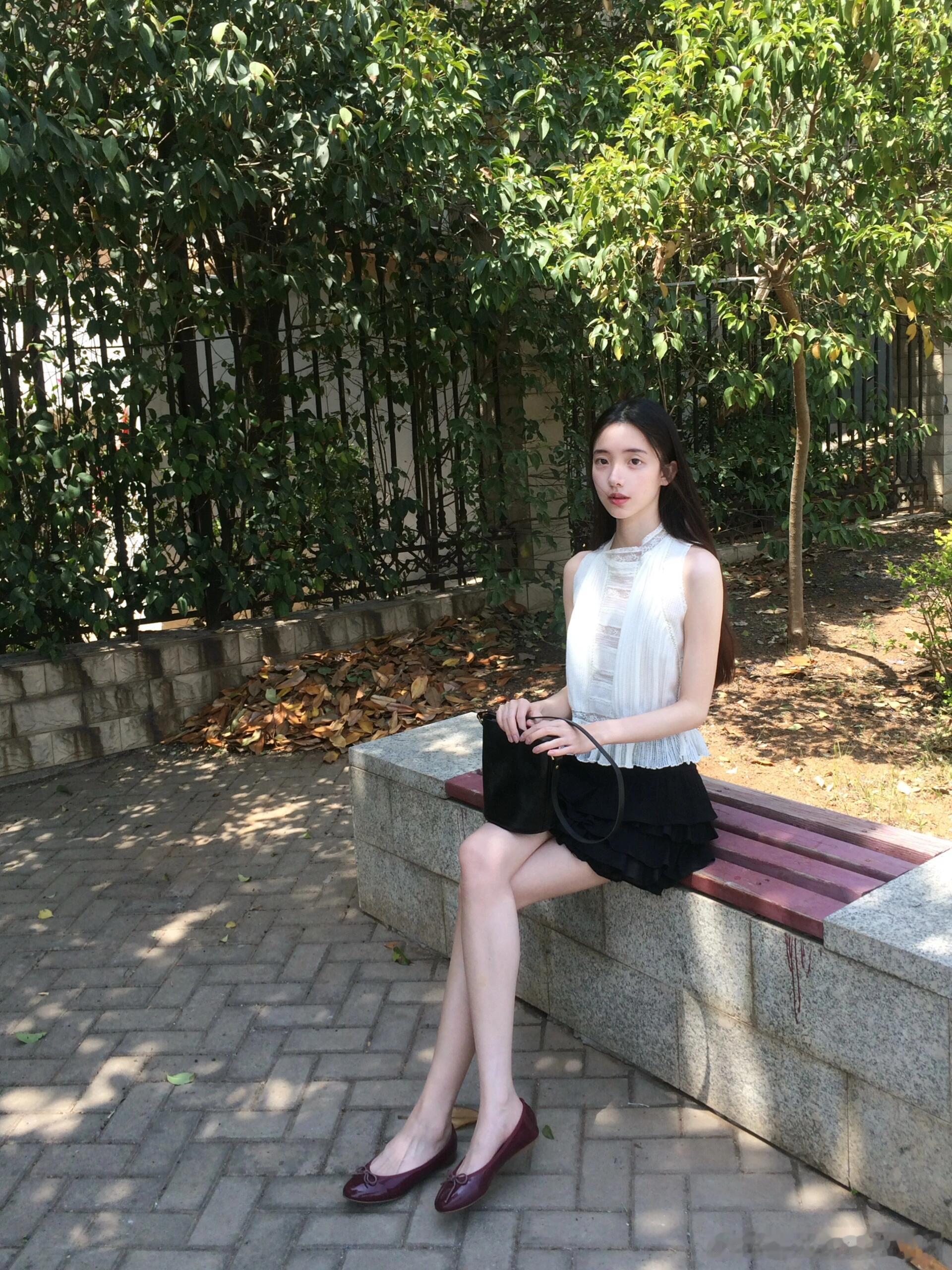 冷白皮大长腿，不穿丝袜也很美～ ​​​