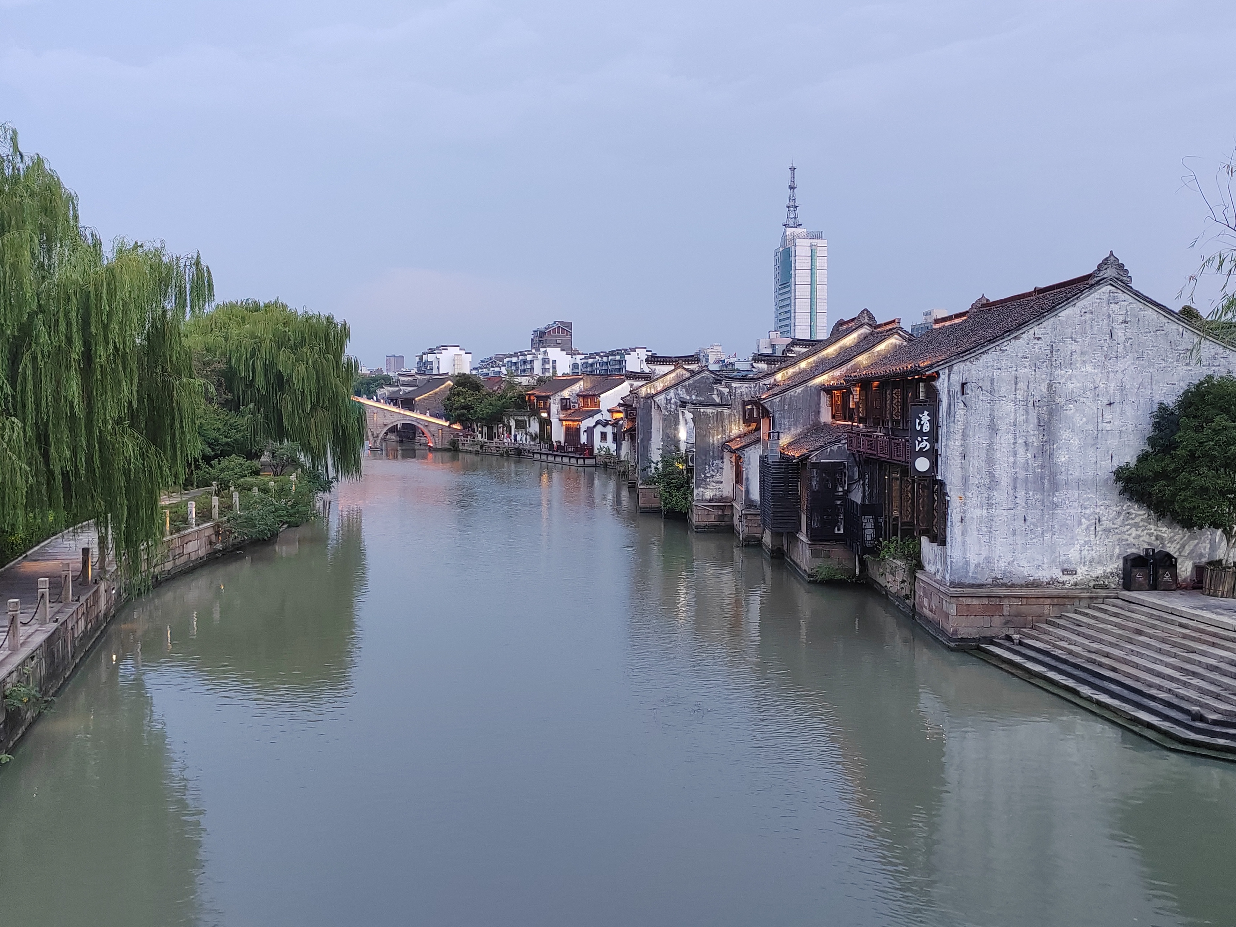 离开嘉兴的路上，下起了小雨。上周日从北京出发的时候，已经感受到了北方的秋高气爽，