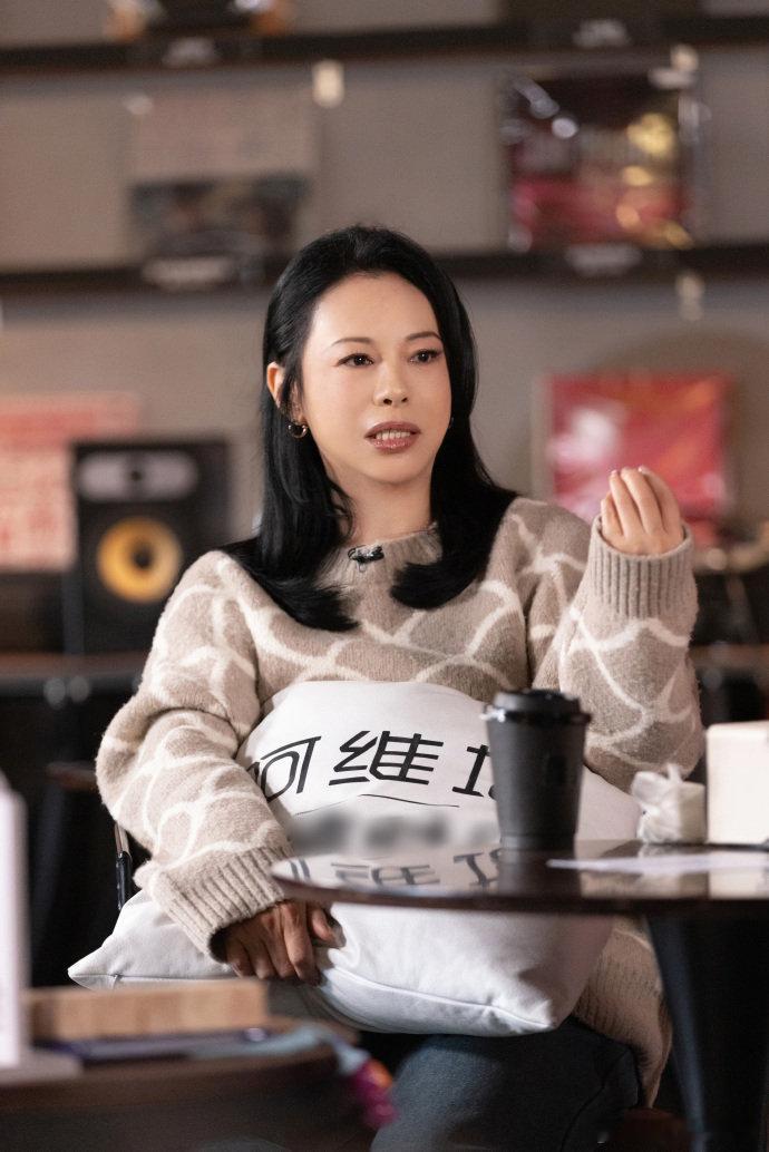 黄绮珊是拿生命在唱歌原来 “拿命唱歌” 是这个意思！黄绮珊把自己的经历揉进每一句