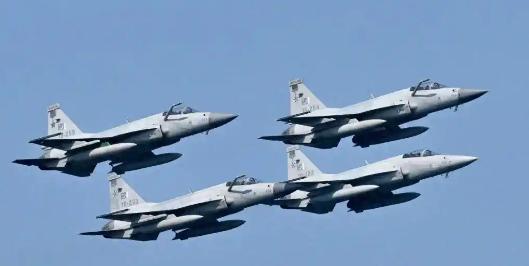 7公里！中式装备直插沙特心脏，8000巴铁士兵撑起新防线。距离沙特阿美总部仅7公