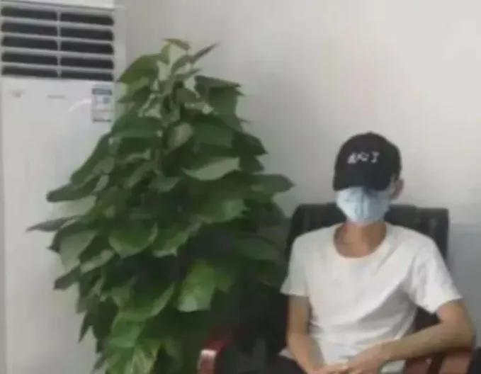 湖南，一小伙带女友入住酒店，发现没带避孕套，无奈之下，他只能使用酒店房间收费的，