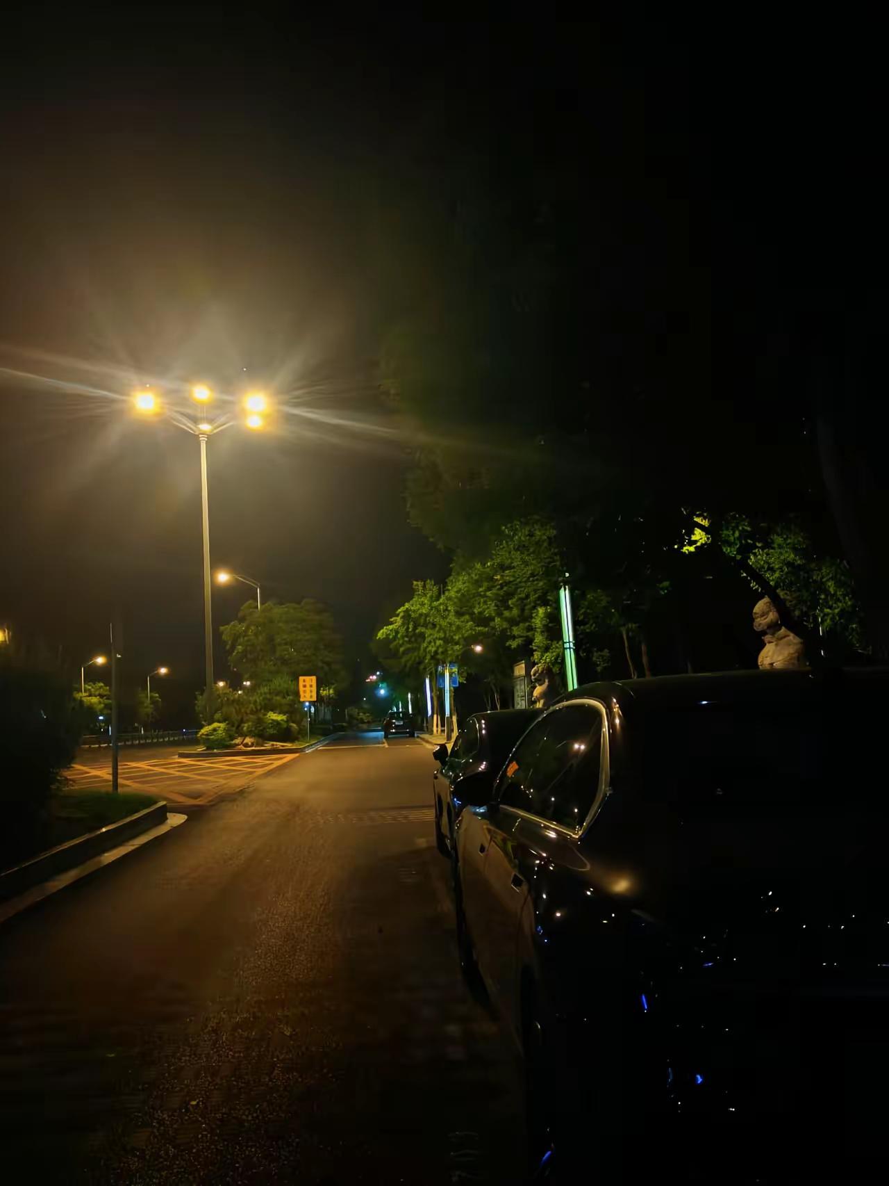有灵性的女孩，反差感特别强，人格魅力让人根本招架不住。她眼睛亮得像小孩，骨子里带