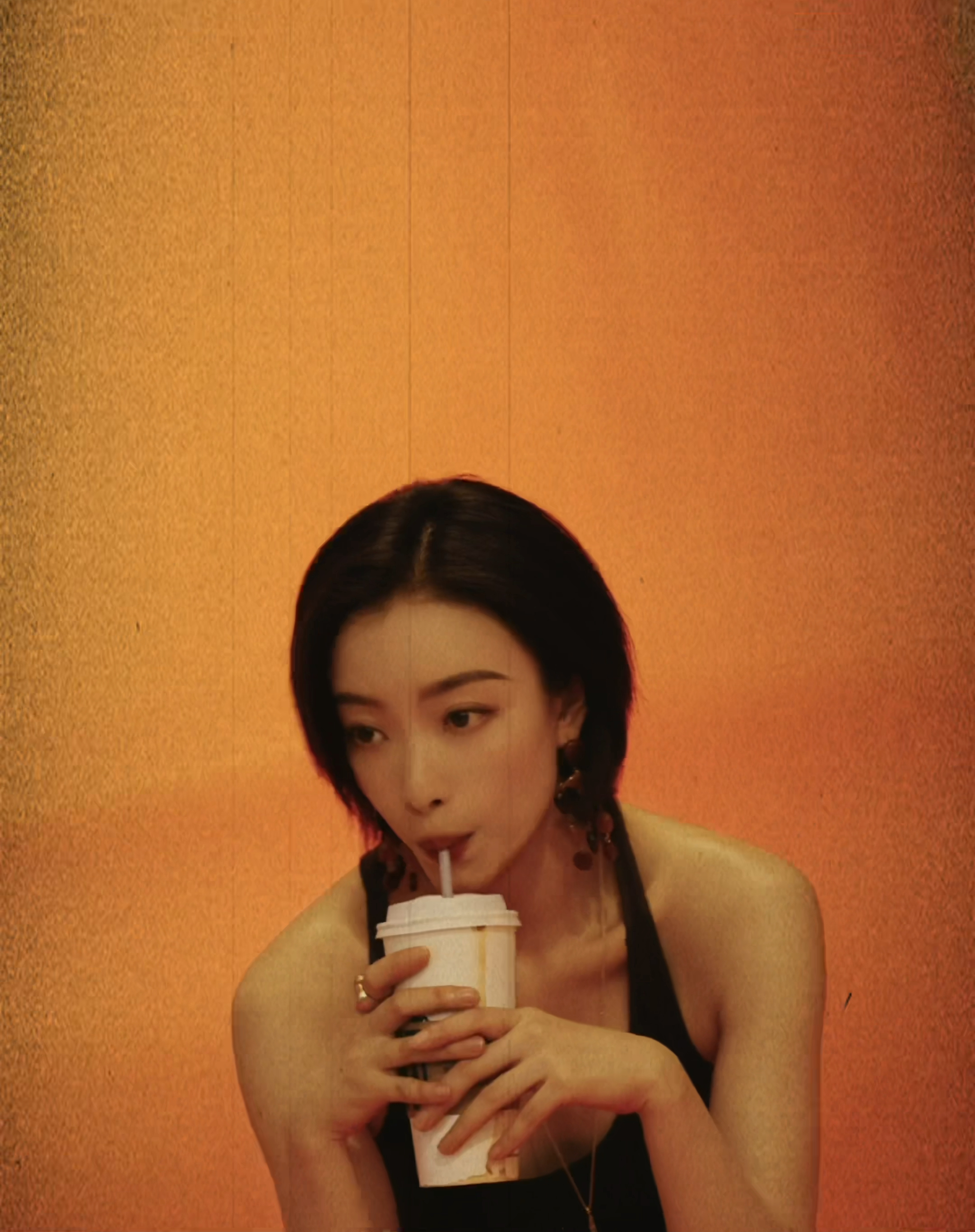 倪妮你的咖啡流出来了 ​​​