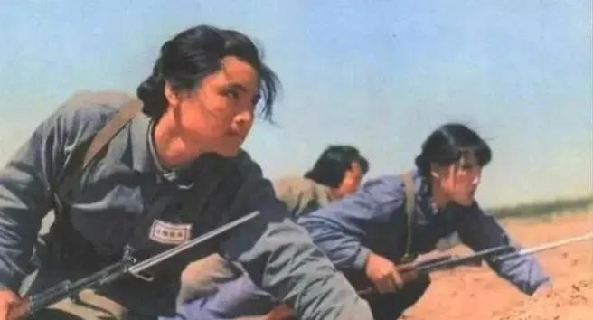 在中华大地上，许多儿女都怀有非凡的志向，他们不钟情于美丽的红装，而更偏爱坚实的武