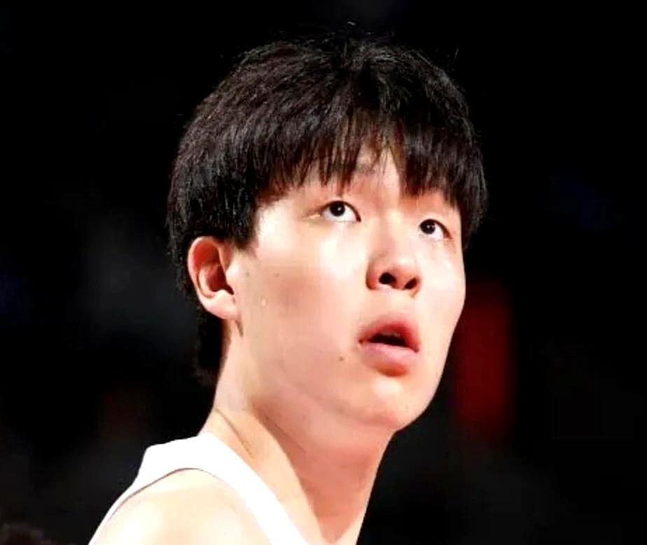 用垃圾时间倒推努力程度，是最冷血的偏见。
 
首轮秀光环在场均两分和枯坐板凳的消