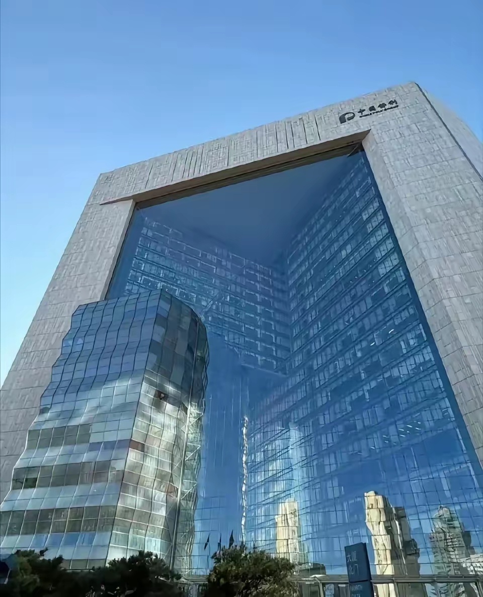 被保利集团总部大厦的玻璃，深深的震撼了！简直是建筑奇迹！这么大的一块玻璃，怎么运