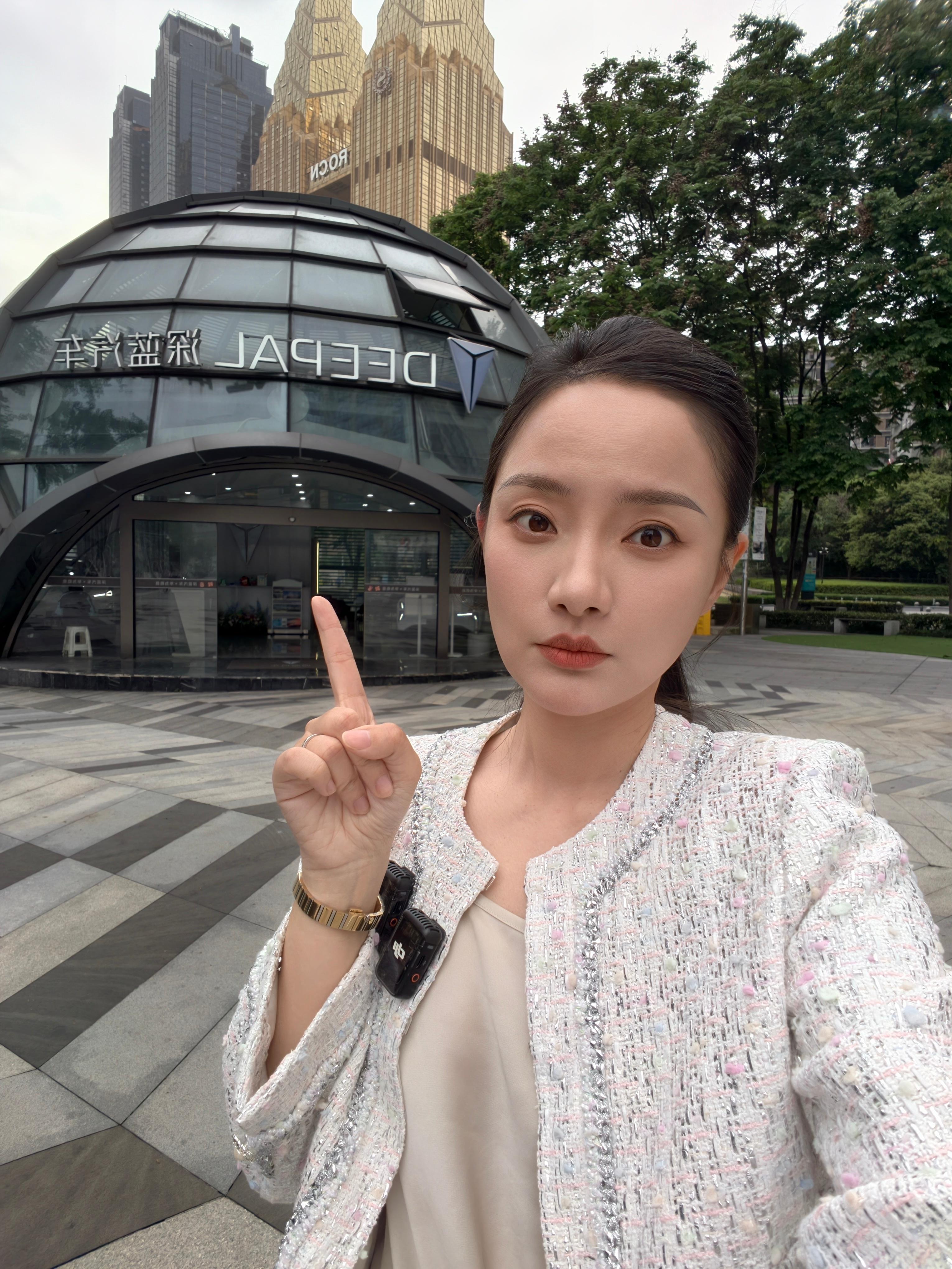 今天当天来回重庆 ，深蓝S07华为乾崑激光版上市。我来直播，看深蓝直播间哈