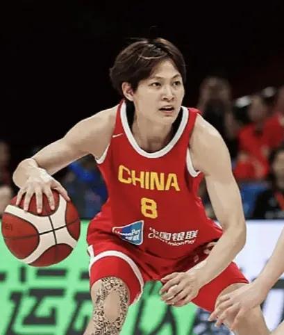 没有李梦之后，给张子宇传球的任务可能要交给杨力维和黄思静了！
李梦落选女篮亚洲杯