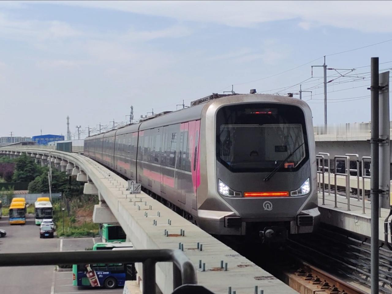 地铁新动脉贯通！2026年底青岛出行大提速，五四广场到胶东机场仅需50分钟。
2