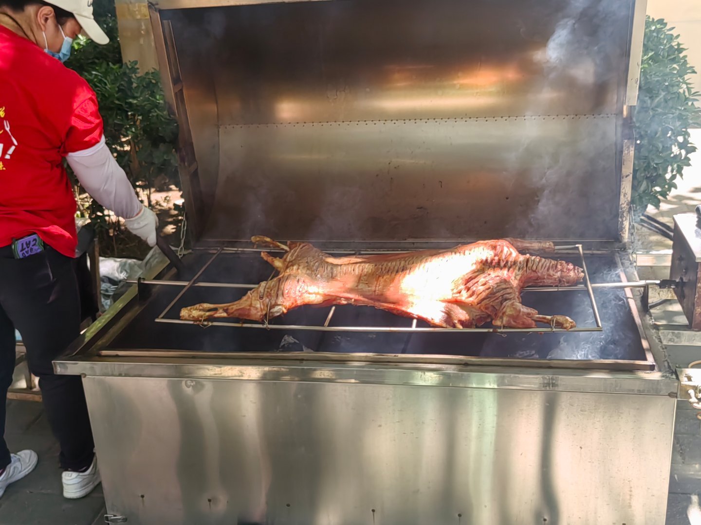 学校美食节免费吃的烤全羊 