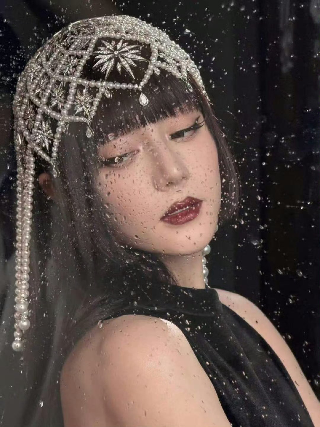 迪丽热巴佩戴珍珠头冠亮相高珠展迪丽热巴异域珍珠头冠