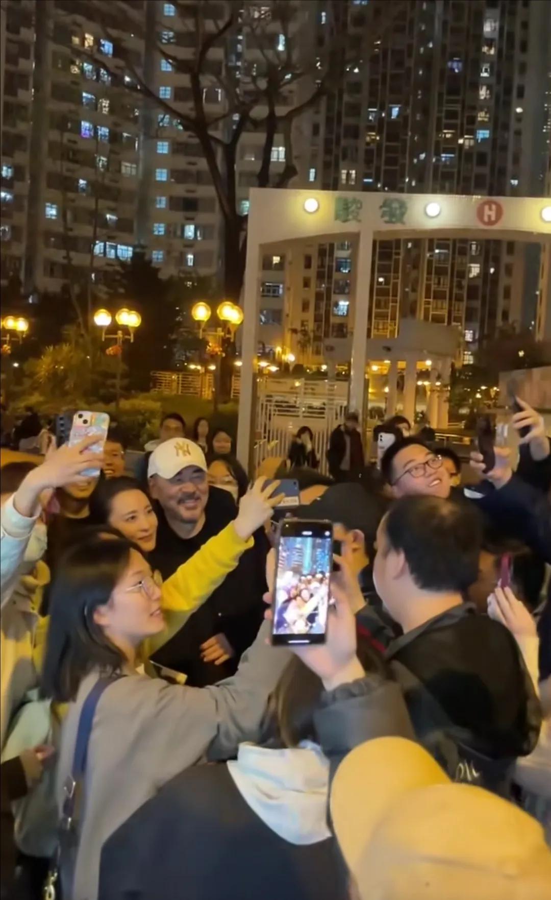 陈建斌和蒋勤勤在香港街头被粉丝偶遇围观拍照，两个人好接地气啊，笑得很开心，蒋勤勤