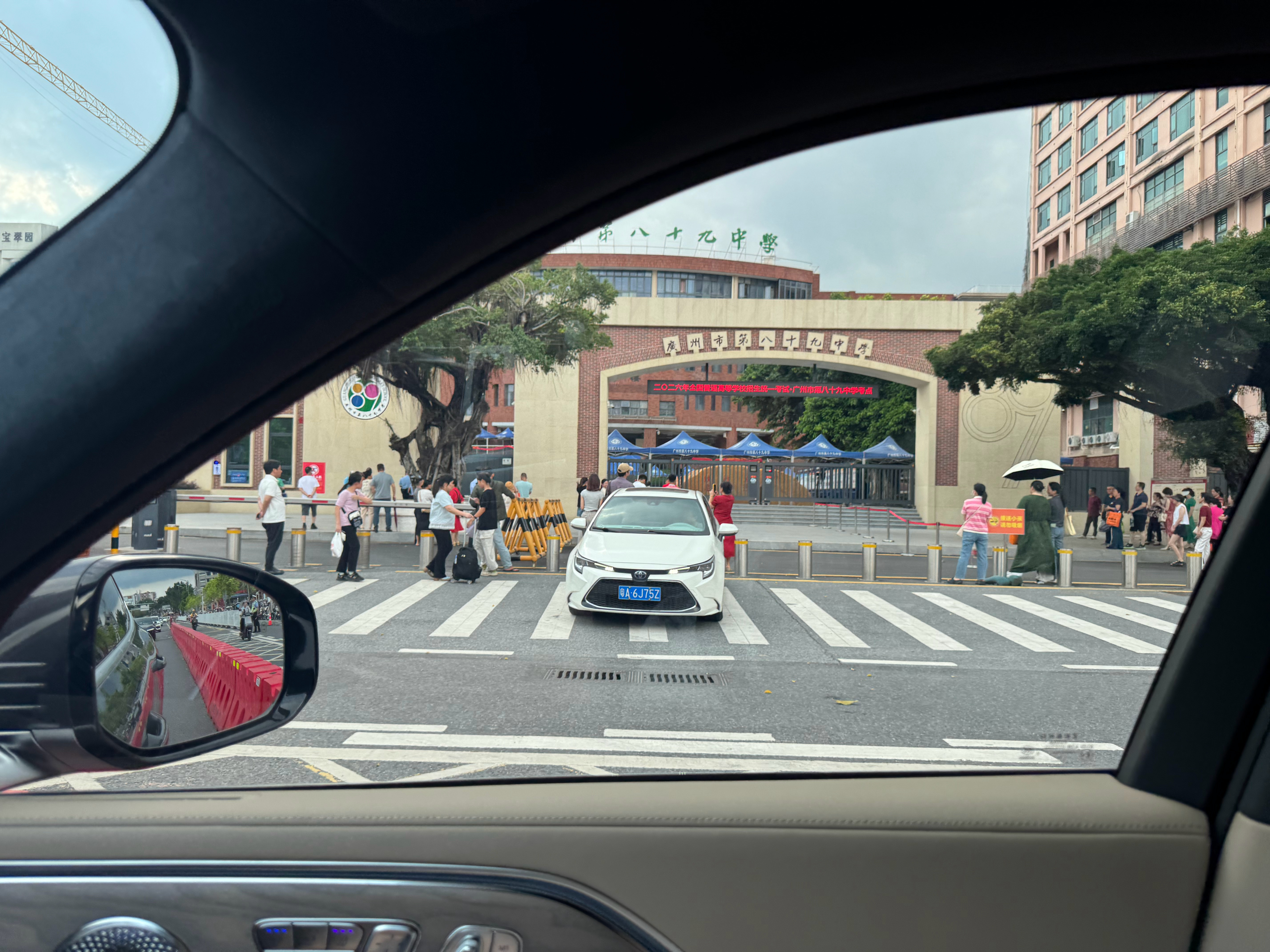 路过家楼下的89中已经有家长在等着考试结束了高考加油