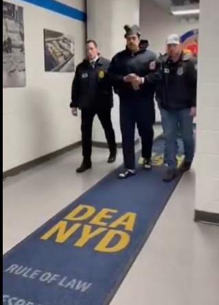 马杜罗被押解至美国缉毒局，身穿黑色卫衣
1月3日，委内瑞拉总统马杜罗抵达美国缉毒