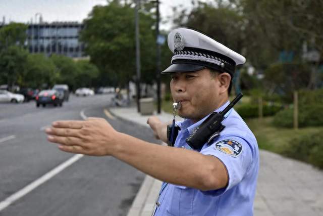 辅警和专职消防员怎么选？待遇、工作真实对比，别盲目报考