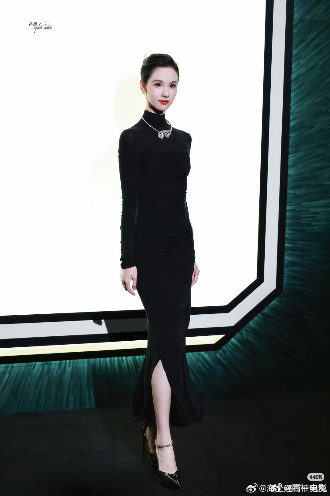 陈都灵 大光明陈都灵身材谁能懂这张照片给我的震撼，好精致的脸，好绝的身材 