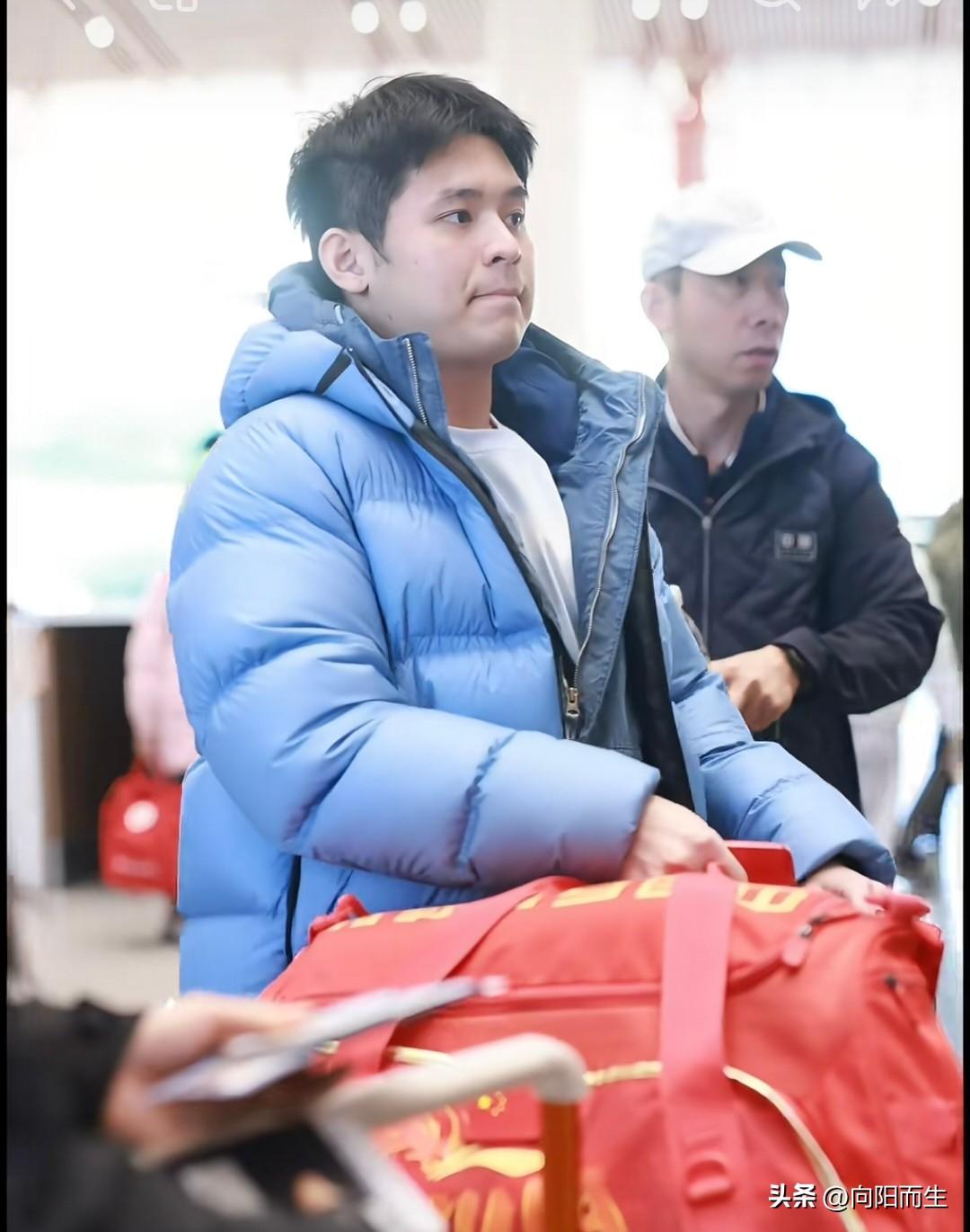 林诗栋从北京出发，
直奔成都封闭集训，说走就走，干脆利落！
 
最近比赛连轴转，