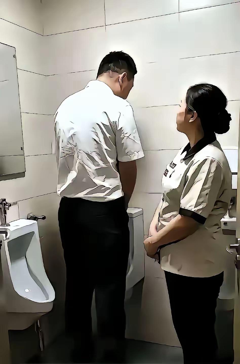 保洁阿姨，你有边界感吗？男子且尿且从容，淡定的男人，内心在奔腾。尊重，尊严被践踏