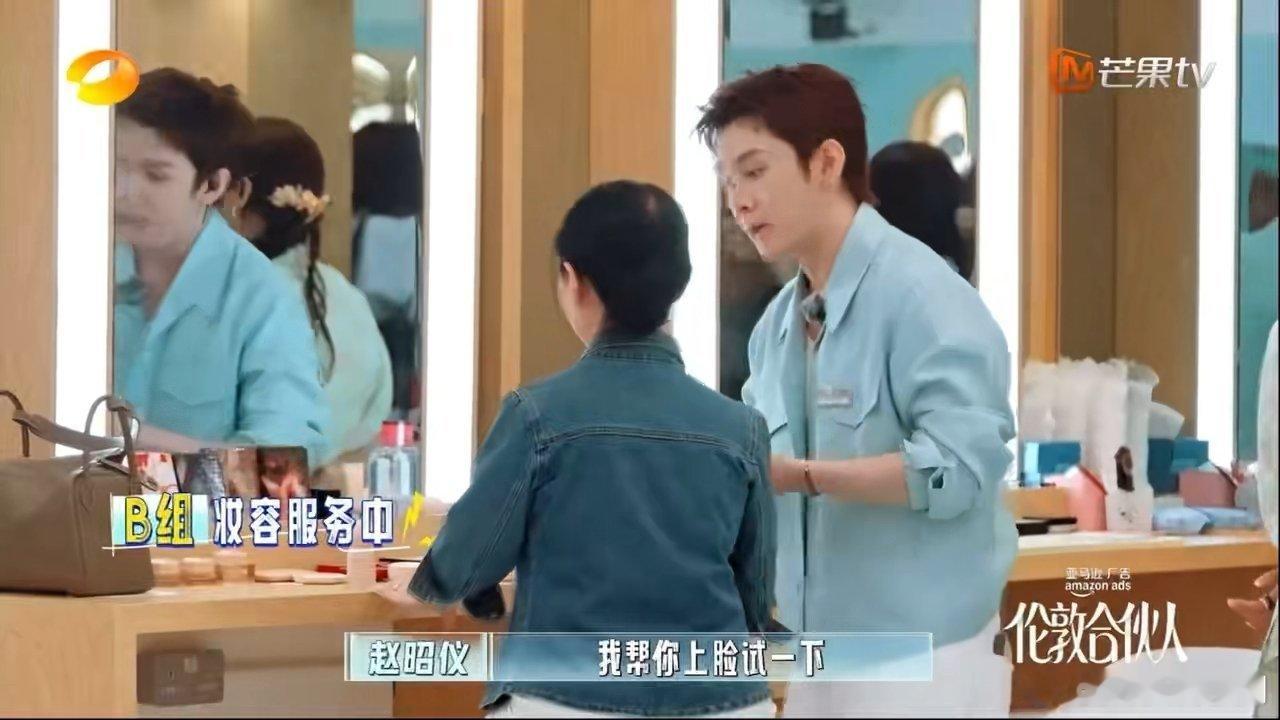 想把李佳琦的高精力磨成粉喝了一边接待顾客应对采访，一边开会复盘梳理问题，还善于发