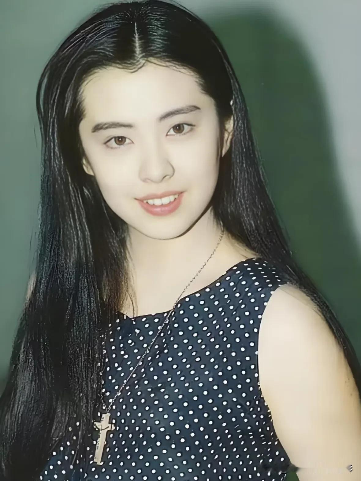 温柔的黑发少女，散发着纯真的气息🌸✨