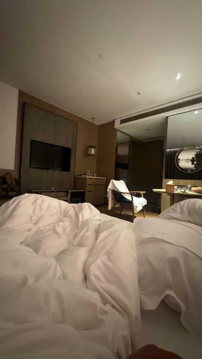 酒店老板倒贴钱只求租客搬走：善良从不是任人欺负的理由
 
“只要他们肯搬走，欠的