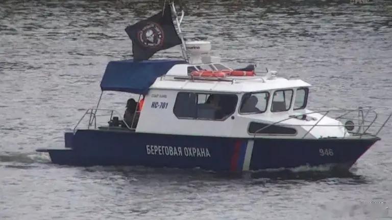 在爱沙尼亚和列宁格勒州边境的纳尔瓦河上，边防人员发现了一艘俄罗斯海岸警卫艇。艇上