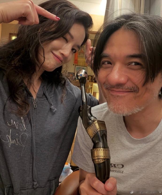 舒淇冯德伦与金像奖奖杯合照 舒淇冯德伦与金像奖奖杯合照，好甜蜜！ 