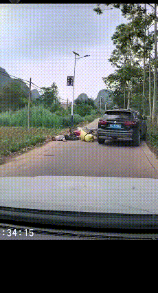 乖乖嘞，看完这视频真是气不打一处来！恁瞅瞅这路恁宽，这车非要贴着边儿开，硬生生把