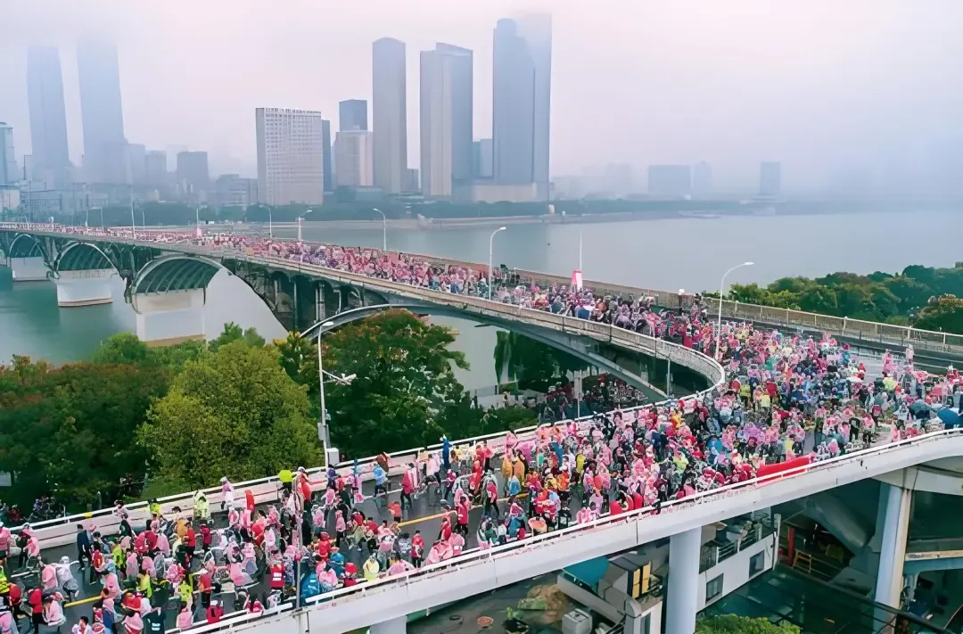 长沙马拉松在报名开启18小时后，报名人数超7万人，今年的报名太火爆了！详情>#精