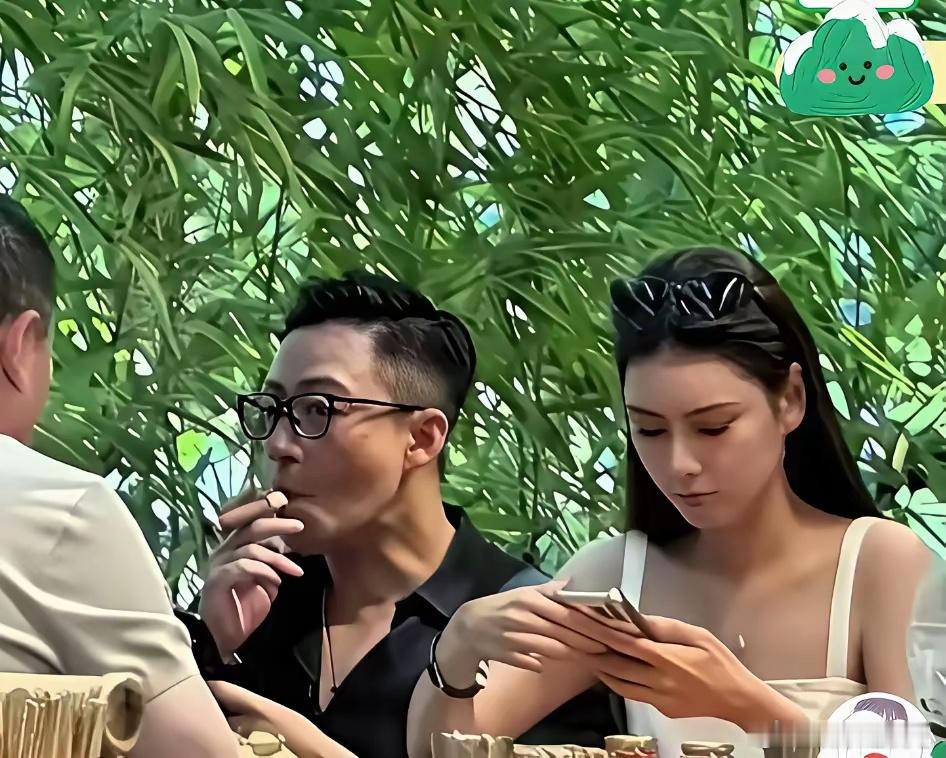 汪小菲最近那状态是真放松，镜头里吞云驾雾的样子，隔着屏幕都能感觉到那股子自在。换