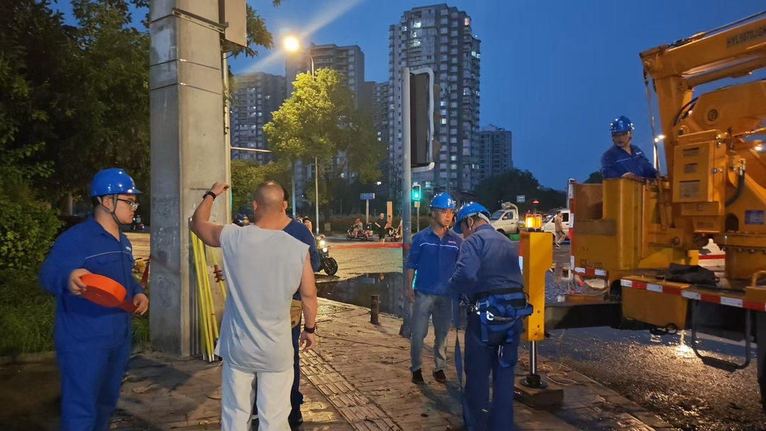 成都大雨来袭，但安全感在线拉满✅清障、电力、交警等多线同步出击：✅倒伏树木即时清