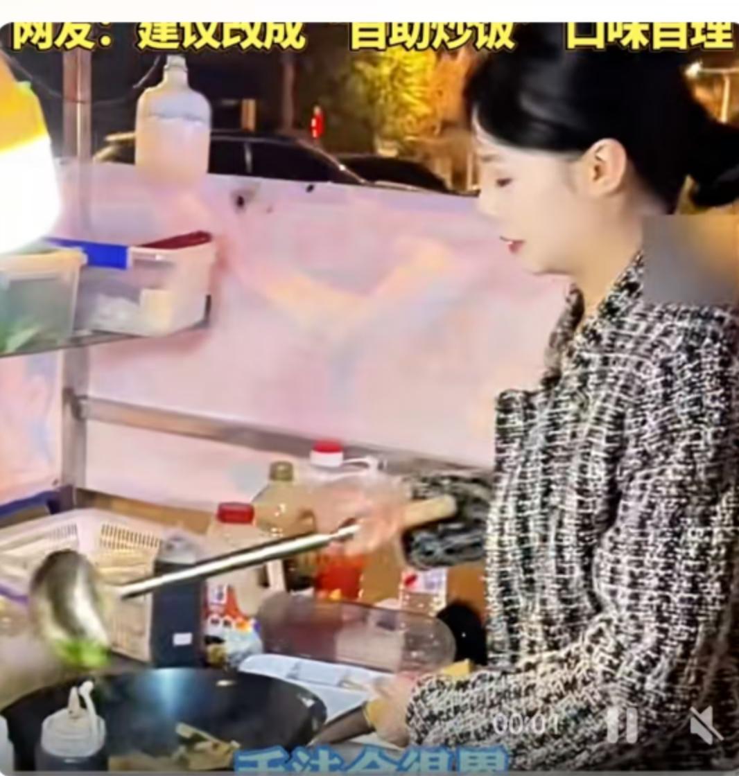 12月5日傍晚5点半，辽宁沈阳和平区某夜市入口处，一个崭新的炒饭摊位前围满了人。