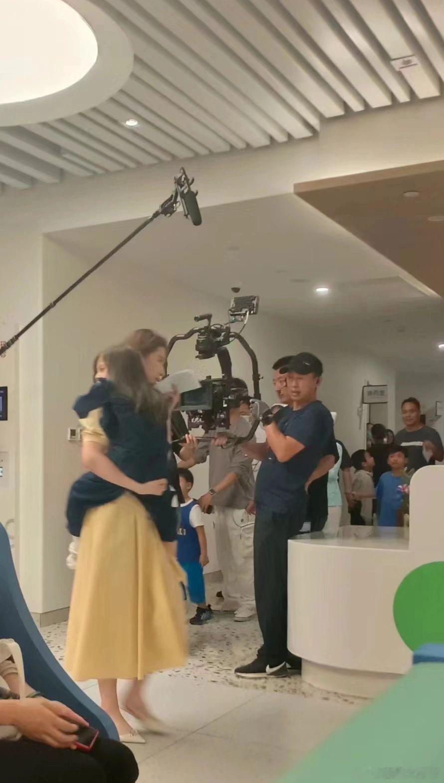 好大的力气啊#刘亦菲穿高跟鞋还能单手抱娃##刘亦菲玫瑰故事臂力max# ​​​