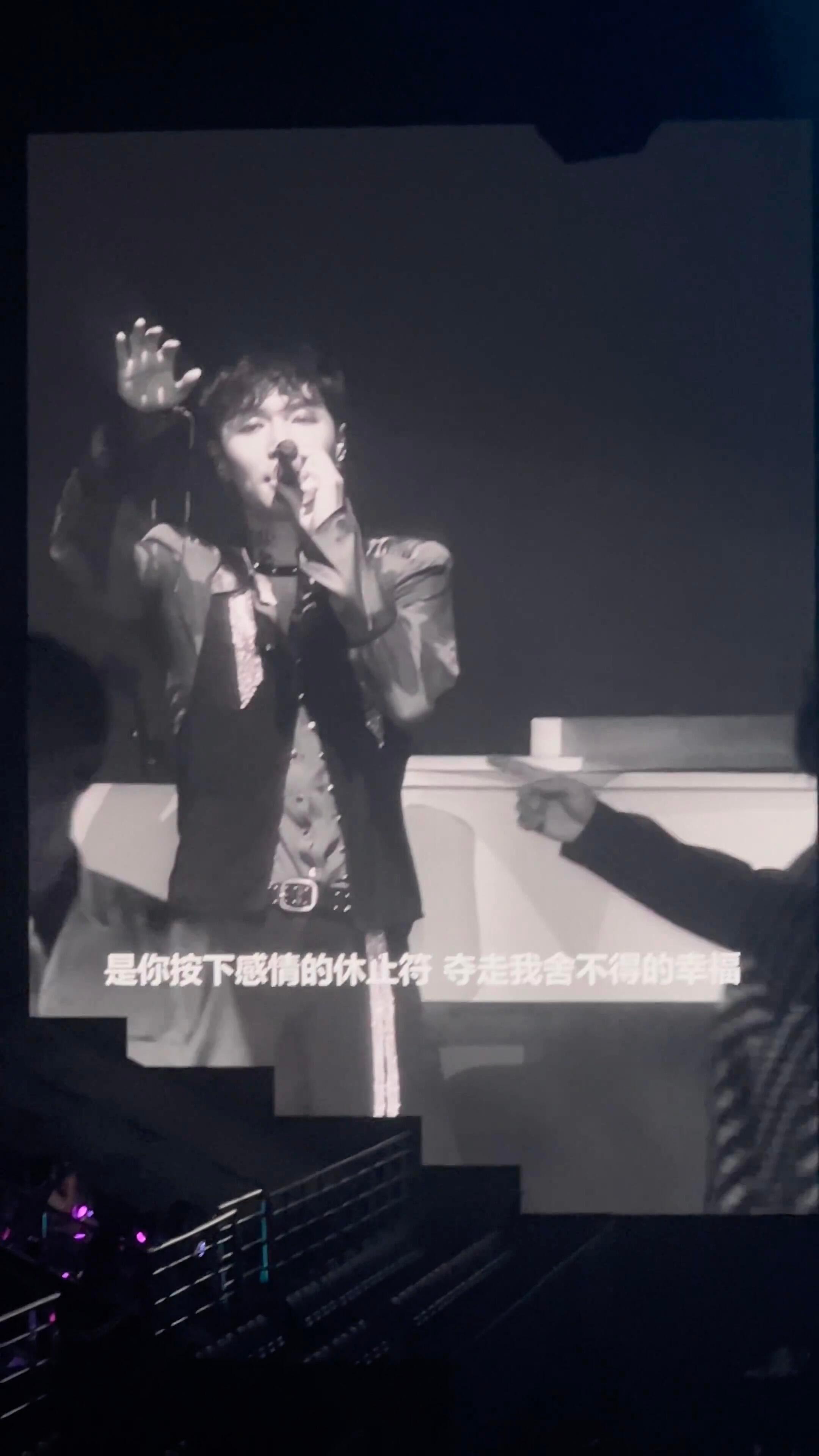 张艺兴官宣限定演唱会张艺兴最近好忙啊别人休息张艺兴连轴转，试听会跑路演再扎进剧组