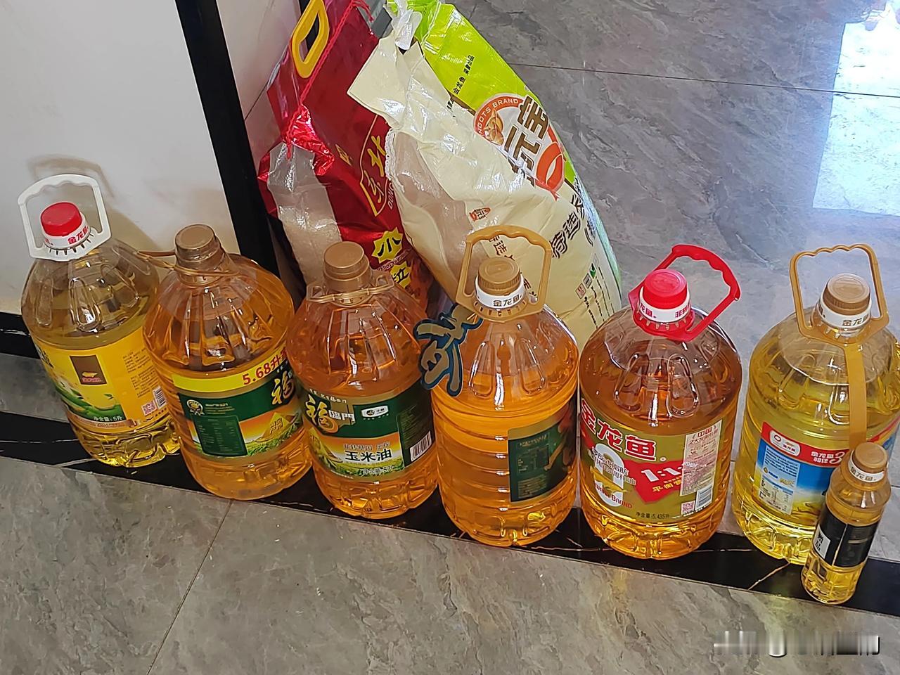 真是应了那句老话，“今年过节不收礼，收礼还收色拉油”。

年过完了，亲戚也走完了