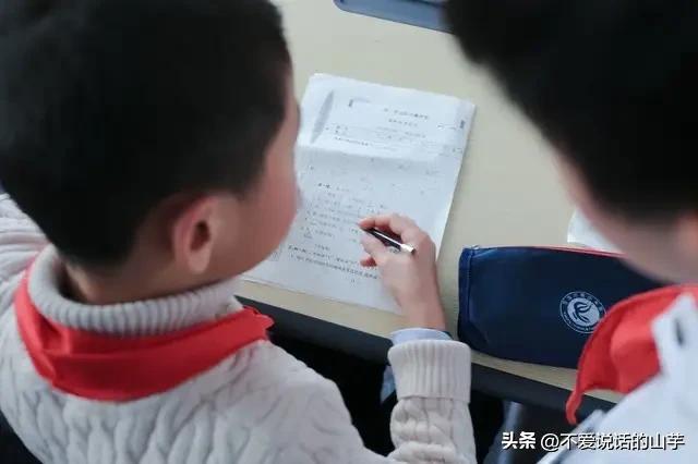 因为虚荣心给孩子贴的“聪明”标签，是孩子努力的最大绊脚石！
很多家长很喜欢说的一