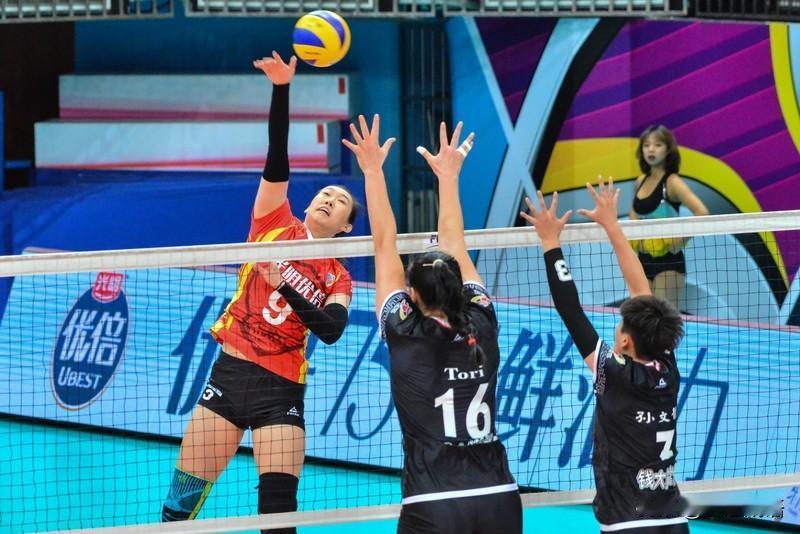 魔都女排时髦精，打球自带松弛感～快攻像小笼包精准，拦网似外滩高楼稳，仲慧小钢炮火