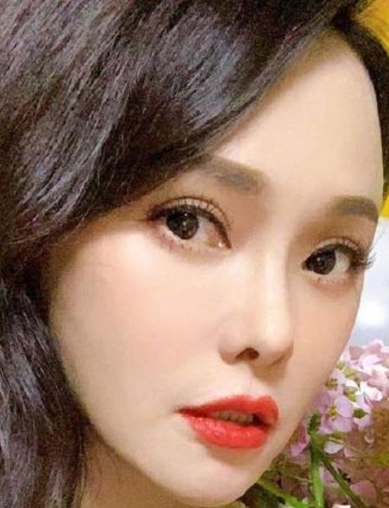 2026年5月8日，伊能静宣布给公司全体员工，包括“门口接电话的妹妹”，每人发放
