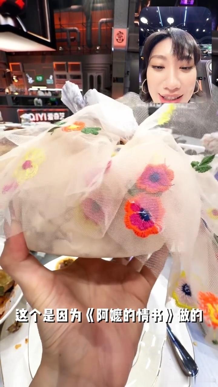 闫妮女儿这波综艺首秀，直接把《天才厨人》变成了大型碳水安利现场。看着她吃得那么香