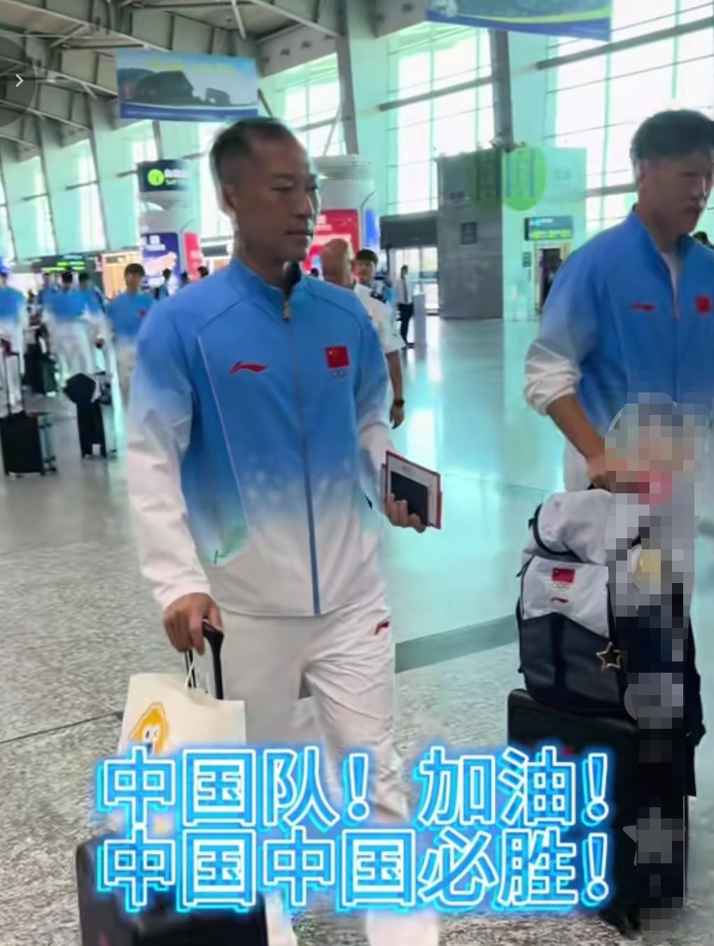 中国亚运男足出征！为何海港球员没有和申花球员走在一起！我们看到吴曦和朱辰杰走在一